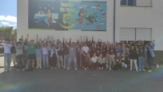 Escola Secundária Dr. António Granjo recebeu um grupo de 24 alunos e 8 professores oriundos da Alemanha (Bad Harzburg), Países Baixos (Amesterdão), Eslovénia (Lenart) e Eslováquia (Bardejov), no âmbito do projeto de intercâmbio escolar Erasmus+, Together We Thrive.
