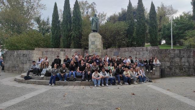 Escola Secundária Dr. António Granjo recebeu um grupo de 24 alunos e 8 professores oriundos da Alemanha (Bad Harzburg), Países Baixos (Amesterdão), Eslovénia (Lenart) e Eslováquia (Bardejov), no âmbito do projeto de intercâmbio escolar Erasmus+, Together We Thrive.