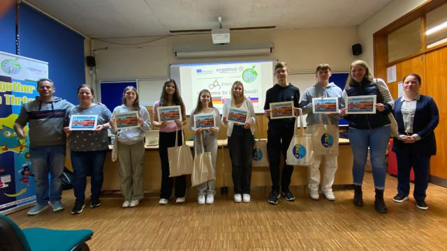 Escola Secundária Dr. António Granjo recebeu um grupo de 24 alunos e 8 professores oriundos da Alemanha (Bad Harzburg), Países Baixos (Amesterdão), Eslovénia (Lenart) e Eslováquia (Bardejov), no âmbito do projeto de intercâmbio escolar Erasmus+, Together We Thrive.