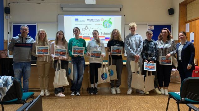 Escola Secundária Dr. António Granjo recebeu um grupo de 24 alunos e 8 professores oriundos da Alemanha (Bad Harzburg), Países Baixos (Amesterdão), Eslovénia (Lenart) e Eslováquia (Bardejov), no âmbito do projeto de intercâmbio escolar Erasmus+, Together We Thrive.