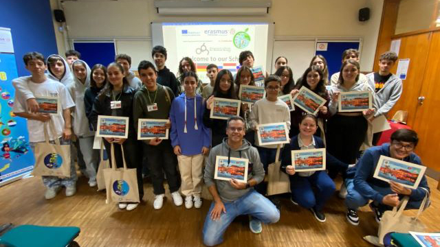 Escola Secundária Dr. António Granjo recebeu um grupo de 24 alunos e 8 professores oriundos da Alemanha (Bad Harzburg), Países Baixos (Amesterdão), Eslovénia (Lenart) e Eslováquia (Bardejov), no âmbito do projeto de intercâmbio escolar Erasmus+, Together We Thrive.