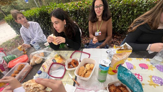 Escola Secundária Dr. António Granjo recebeu um grupo de 24 alunos e 8 professores oriundos da Alemanha (Bad Harzburg), Países Baixos (Amesterdão), Eslovénia (Lenart) e Eslováquia (Bardejov), no âmbito do projeto de intercâmbio escolar Erasmus+, Together We Thrive.